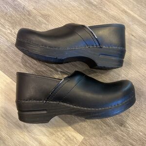 Dansko Professional Clogs Silver Patent Leather Size EU 40 US 7.0